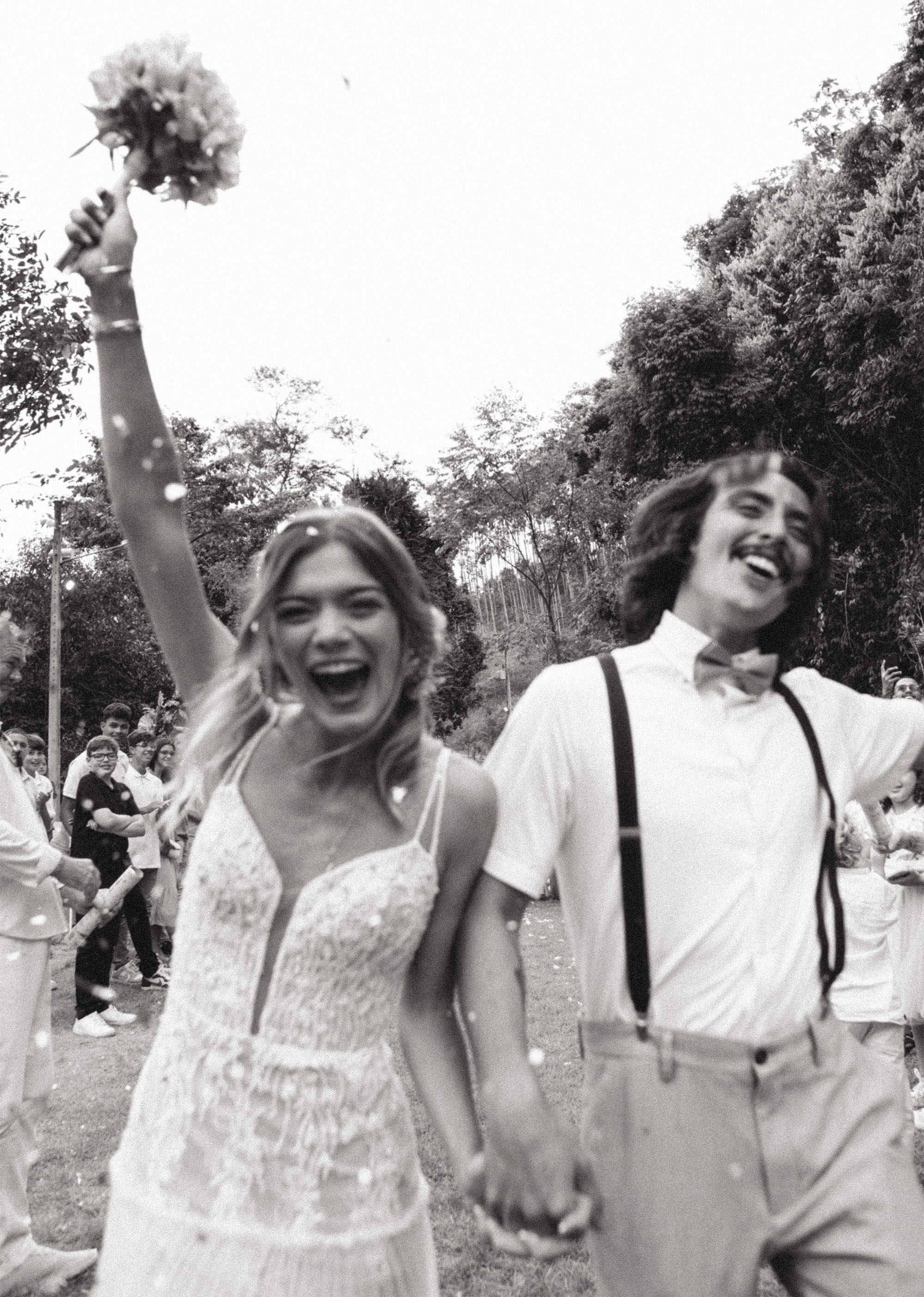 Casal Jade e Bodevan com buquê em foto documental com confete